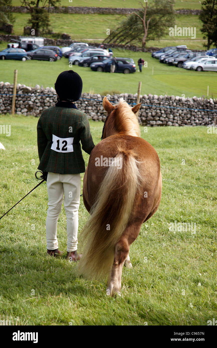 Les jeunes participants à un Gymkhana, le Yorkshire Dales, Yorkshire, Angleterre, Royaume-Uni. (C) Marc Jackson Banque D'Images