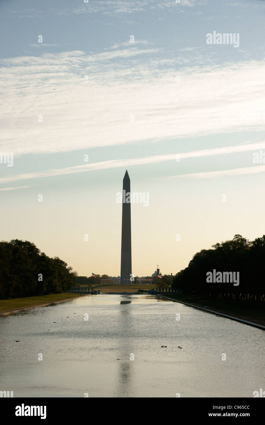 Le Monument de Washington et le miroir d'eau dans le National Mall, Washington DC, USA (c) Marc Jackson Banque D'Images