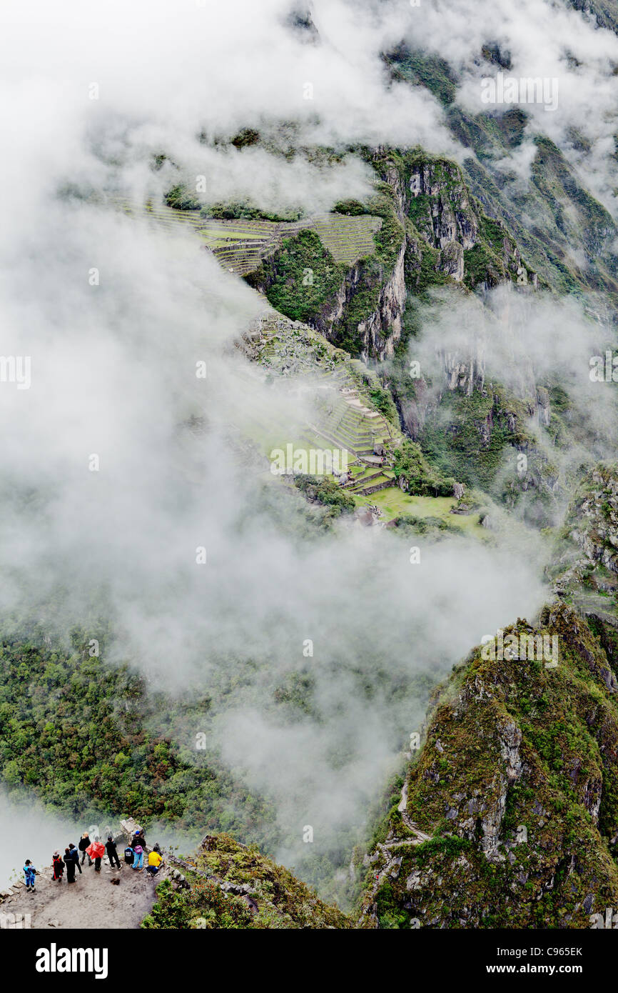 Machu Picchu, site touristique le plus connu dans la région de montagnes des Andes, au Pérou, en vu de Wayna Picchu mountain top. Banque D'Images