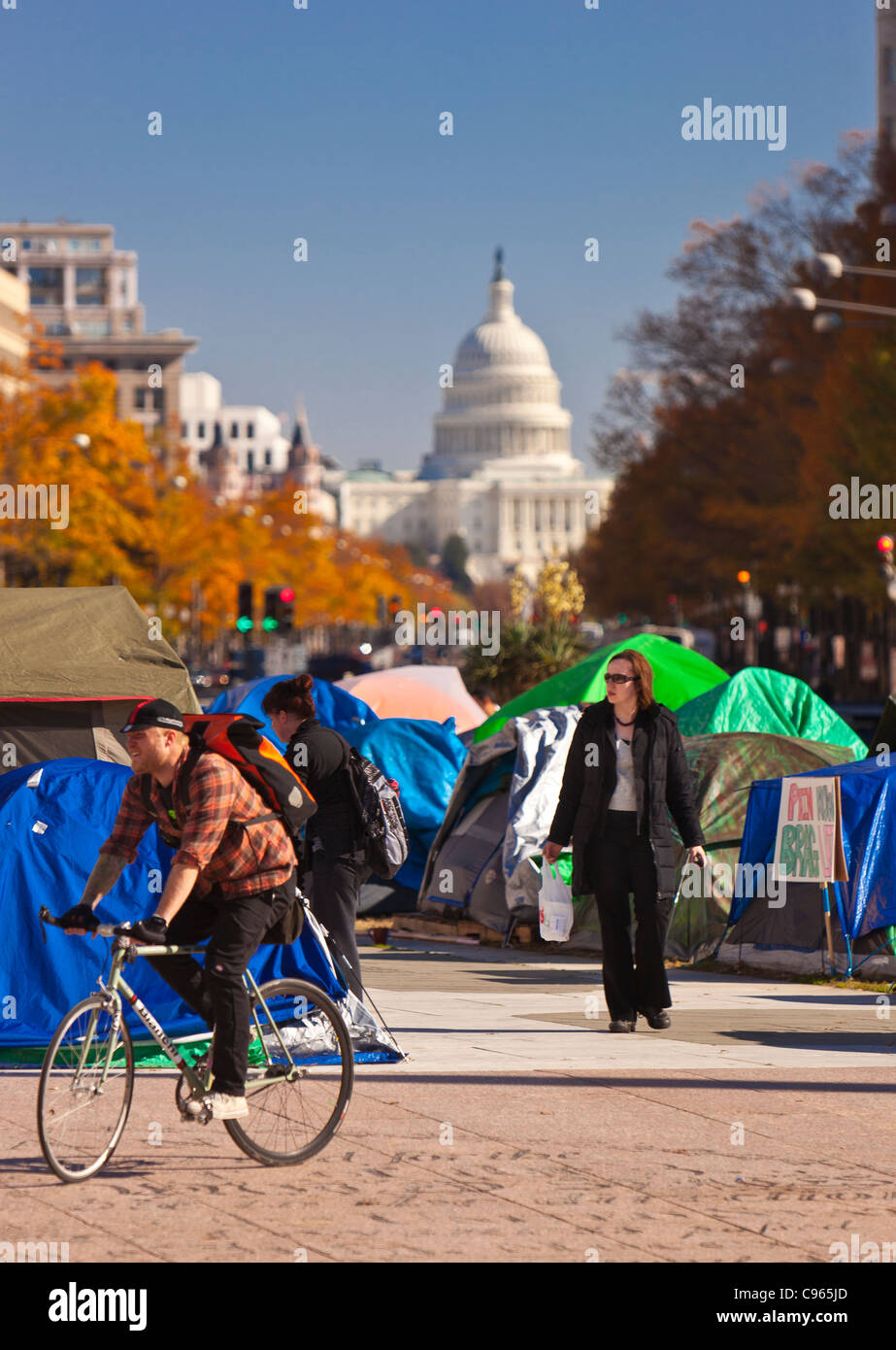 WASHINGTON, DC USA - occupent Washington camp de protestation à Freedom Plaza et U.S. Capitol dome à distance. Banque D'Images