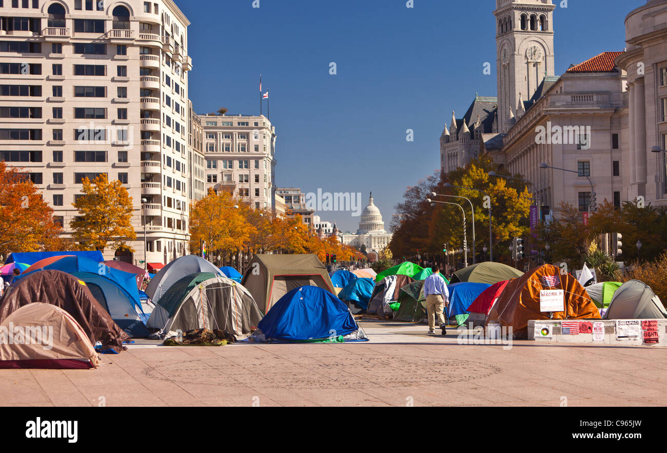 WASHINGTON, DC USA - occupent Washington camp de protestation à Freedom Plaza et U.S. Capitol dome à distance. Banque D'Images