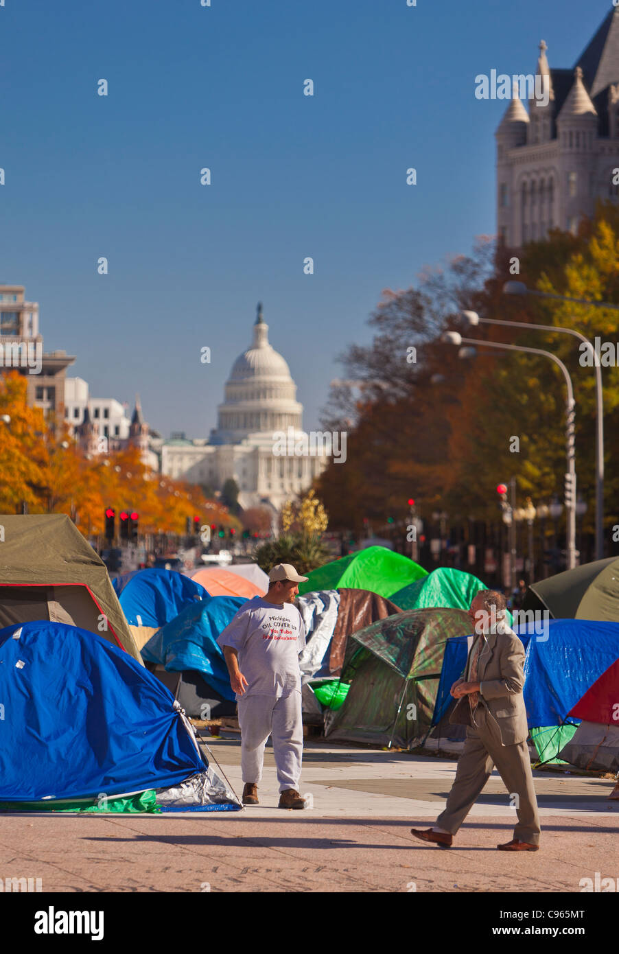 WASHINGTON, DC USA - occupent Washington camp de protestation à Freedom Plaza et U.S. Capitol dome à distance. Banque D'Images