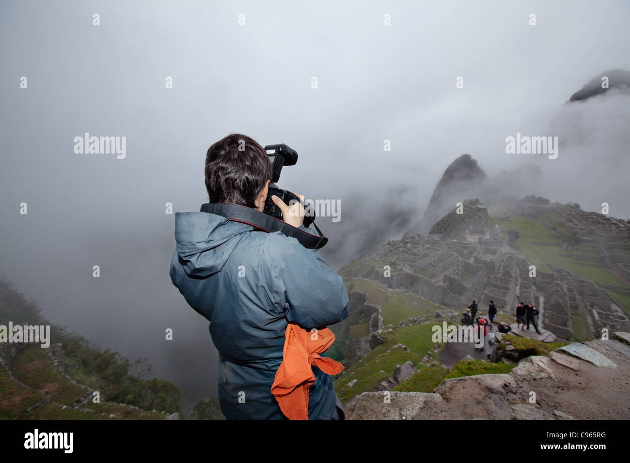 Matin brumeux à Machu Picchu, les ruines Inca et la plus connue dans le site touristique des Andes, au Pérou. Banque D'Images