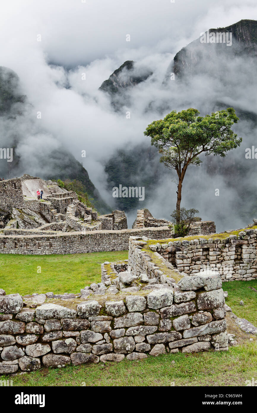 Ancienne ruines Incas de Machu Picchu, site touristique le plus connu dans la région de montagnes des Andes, au Pérou. Banque D'Images