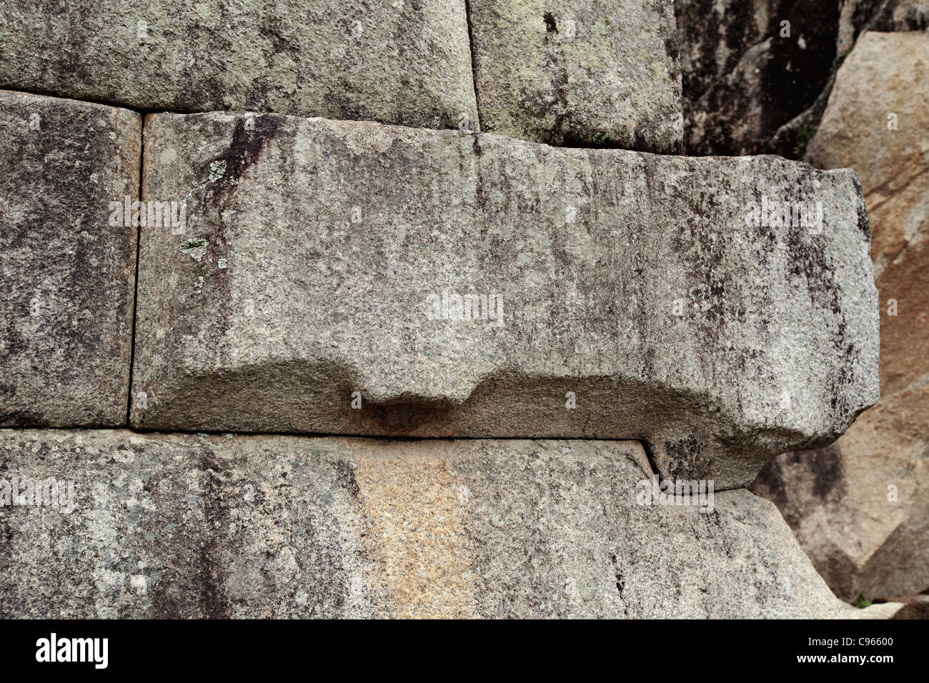 Le travail de pierre Inca à ancient ruines Incas de Machu Picchu, site touristique le plus connu dans la région de montagnes des Andes, au Pérou. Banque D'Images