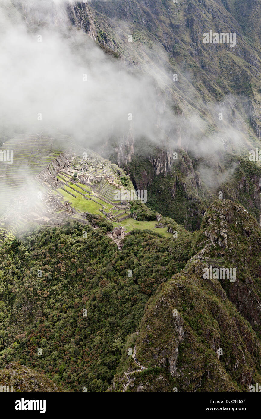 Machu Picchu, site touristique le plus connu dans la région de montagnes des Andes, au Pérou, en vu de Wayna Picchu mountain top. Banque D'Images