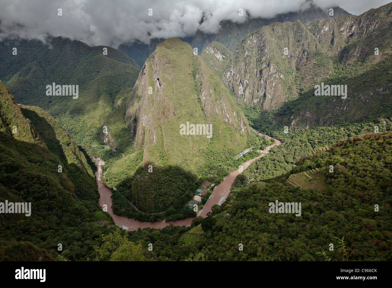 Vue de Machu Picchu, site touristique le plus connu dans la région de montagnes des Andes, au Pérou. Banque D'Images