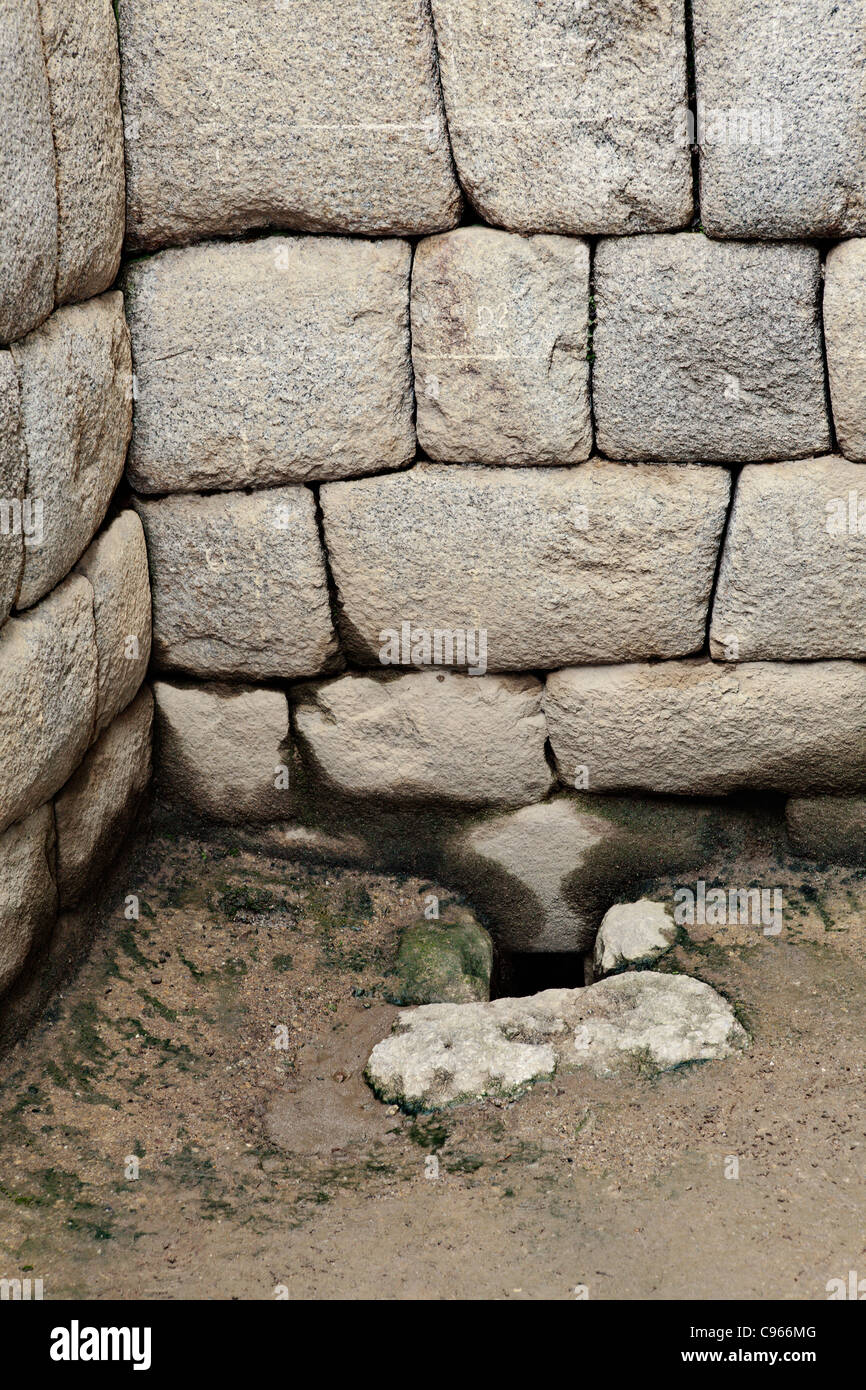 Toilettes du roi inca à ancient ruines Incas de Machu Picchu, site touristique le plus connu dans la région de montagnes des Andes, au Pérou. Banque D'Images