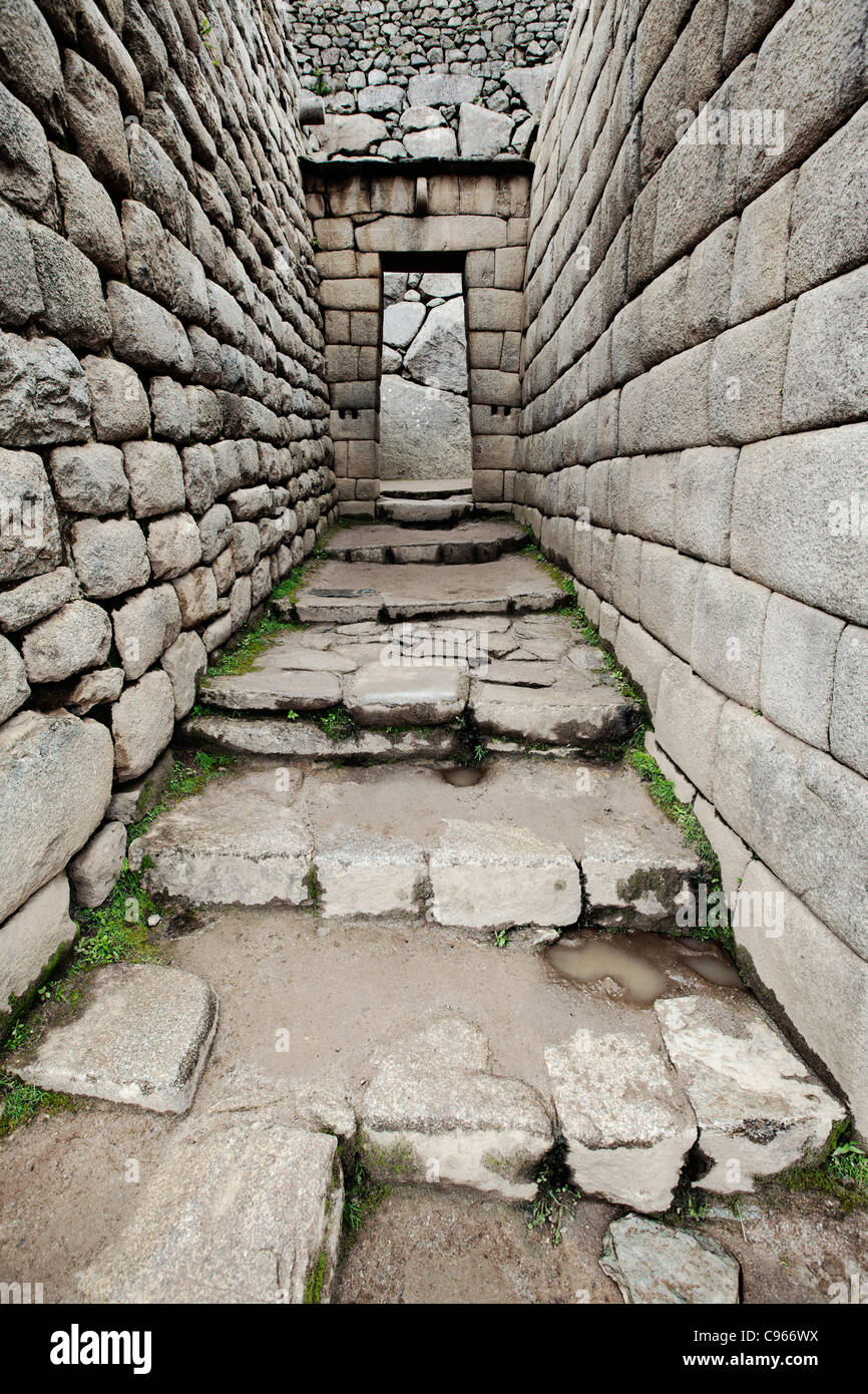 Ancienne ruines Incas de Machu Picchu, site touristique le plus connu dans la région de montagnes des Andes, au Pérou. Banque D'Images