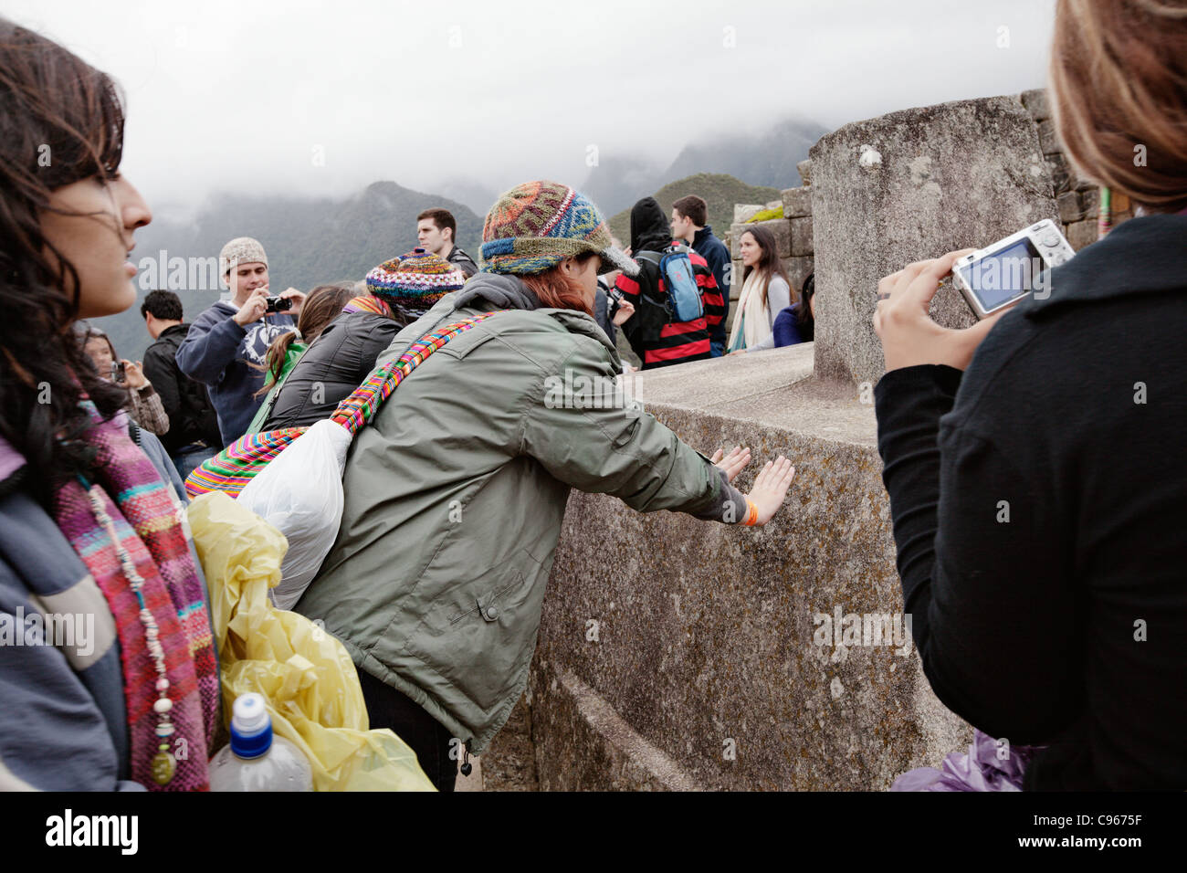 Intihuatana autel de pierre à l'ancienne ruines Incas de Machu Picchu, site touristique le plus connu dans la région de montagnes des Andes, au Pérou. Banque D'Images