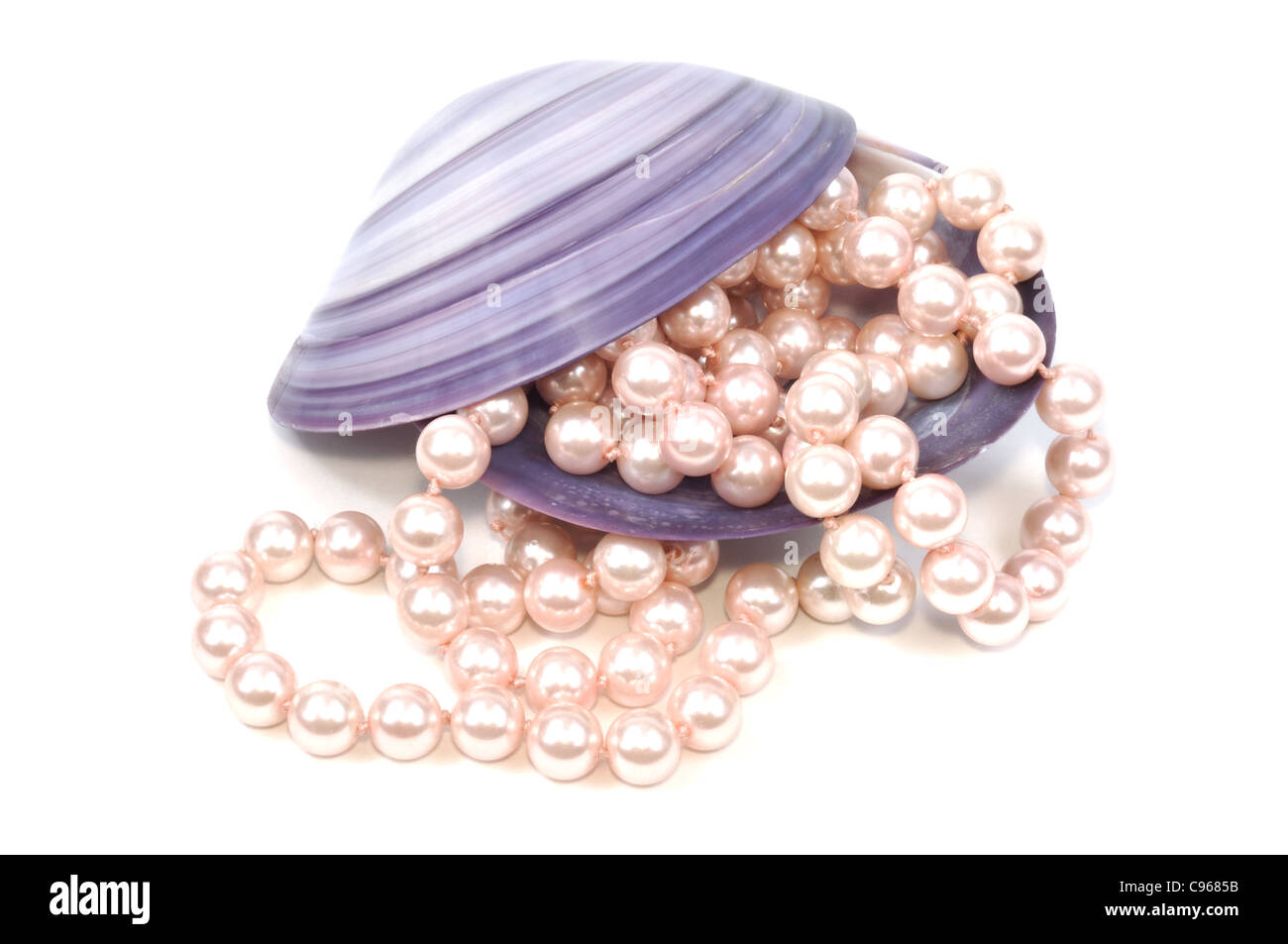 Collier de perles à l'intérieur de gros coquillage, isolated on white Banque D'Images