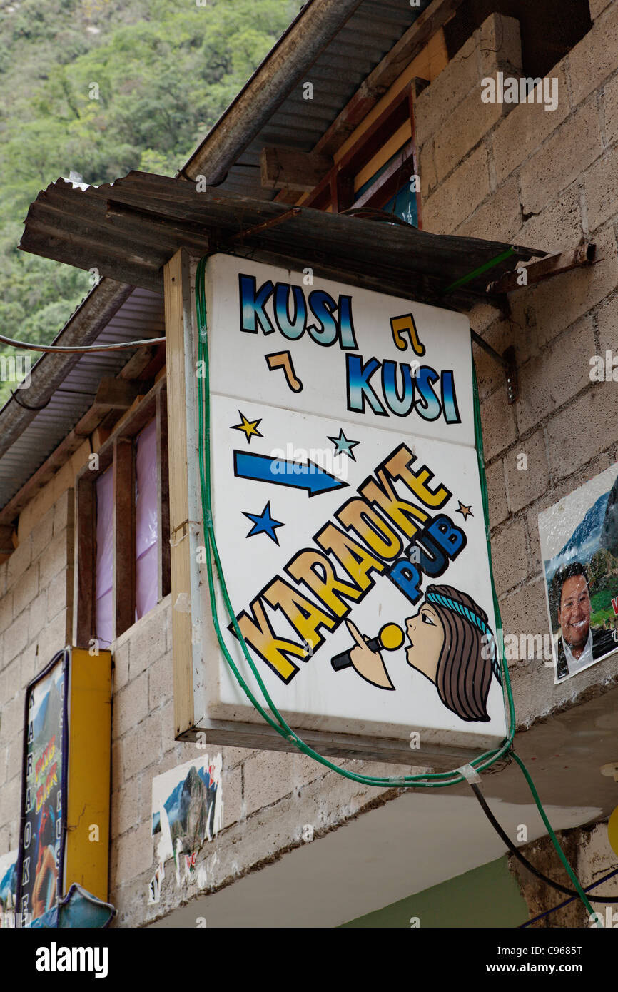 Inscrivez-karaoké à Aguas Calientes ville près d'anciennes ruines Incas de Machu Picchu, site touristique le plus connu dans les montagnes des Andes. Banque D'Images
