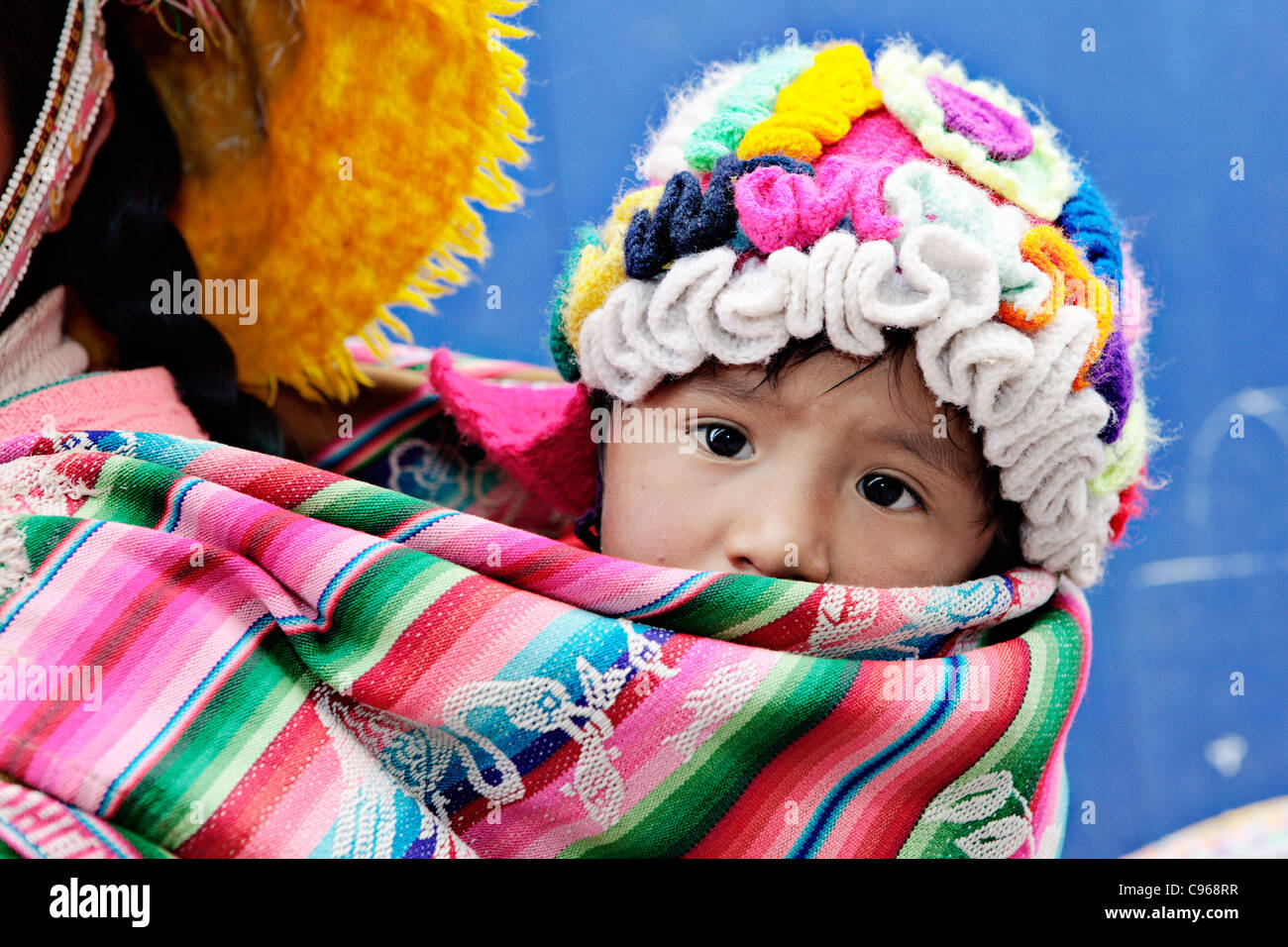 Les femme avec son enfant sur la rue à Cuzco, Pérou. Banque D'Images