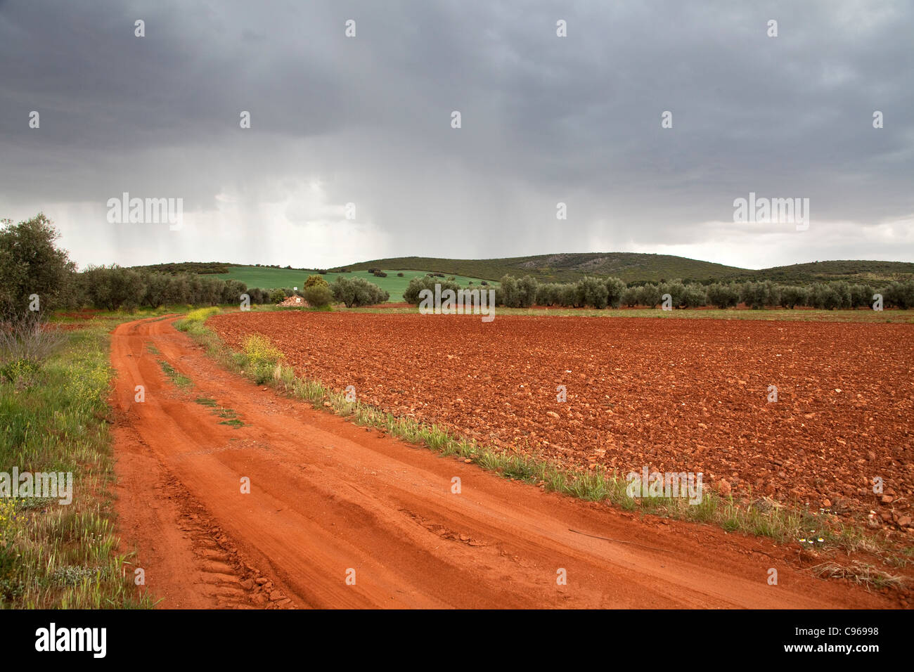 Red Road avant la pluie Banque D'Images
