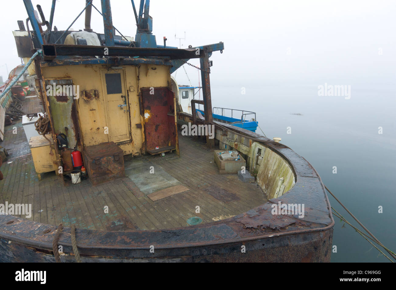 Bateau de pêche rouillée dans un port de Westport misty, Comté de Mayo, Irlande Banque D'Images