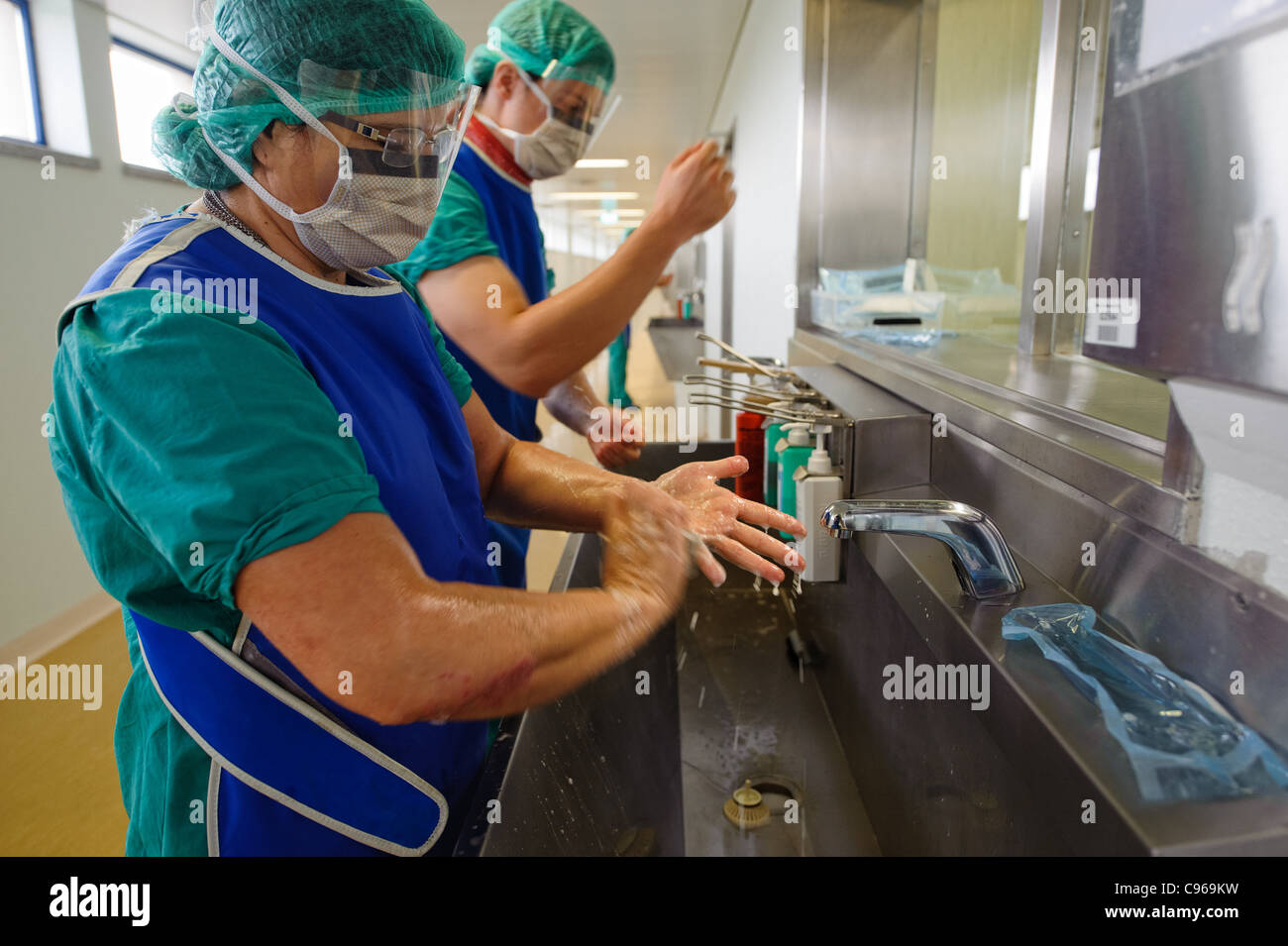 Le lavage des mains des chirurgiens et à laver avant la chirurgie Banque D'Images