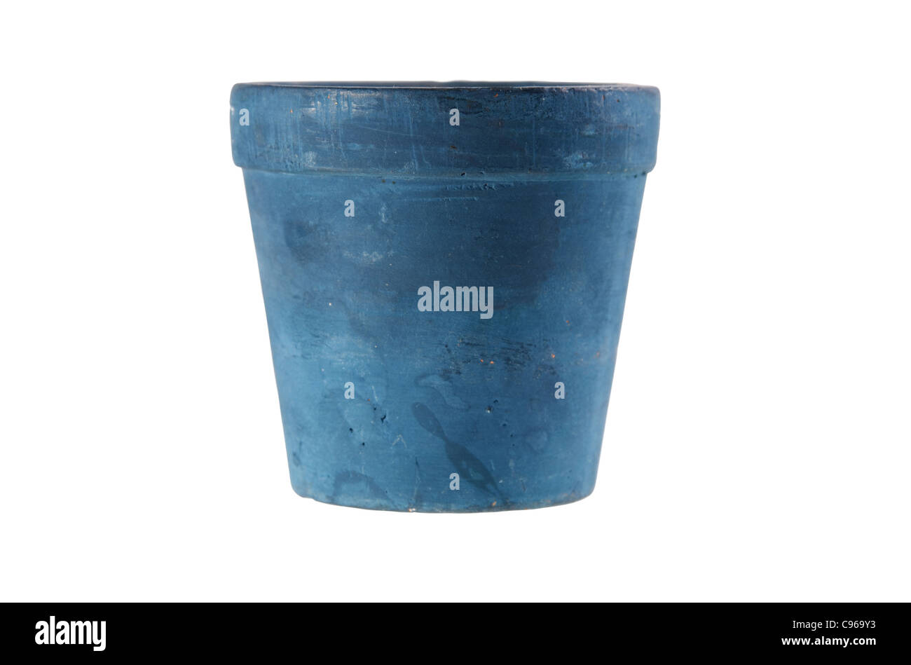 Un pot de fleurs bleu vide isolé sur fond blanc. Inclus chemin de détourage, de sorte que vous pouvez facilement le découper et le placer sur le dessus d'un dessin ou modèle. Banque D'Images