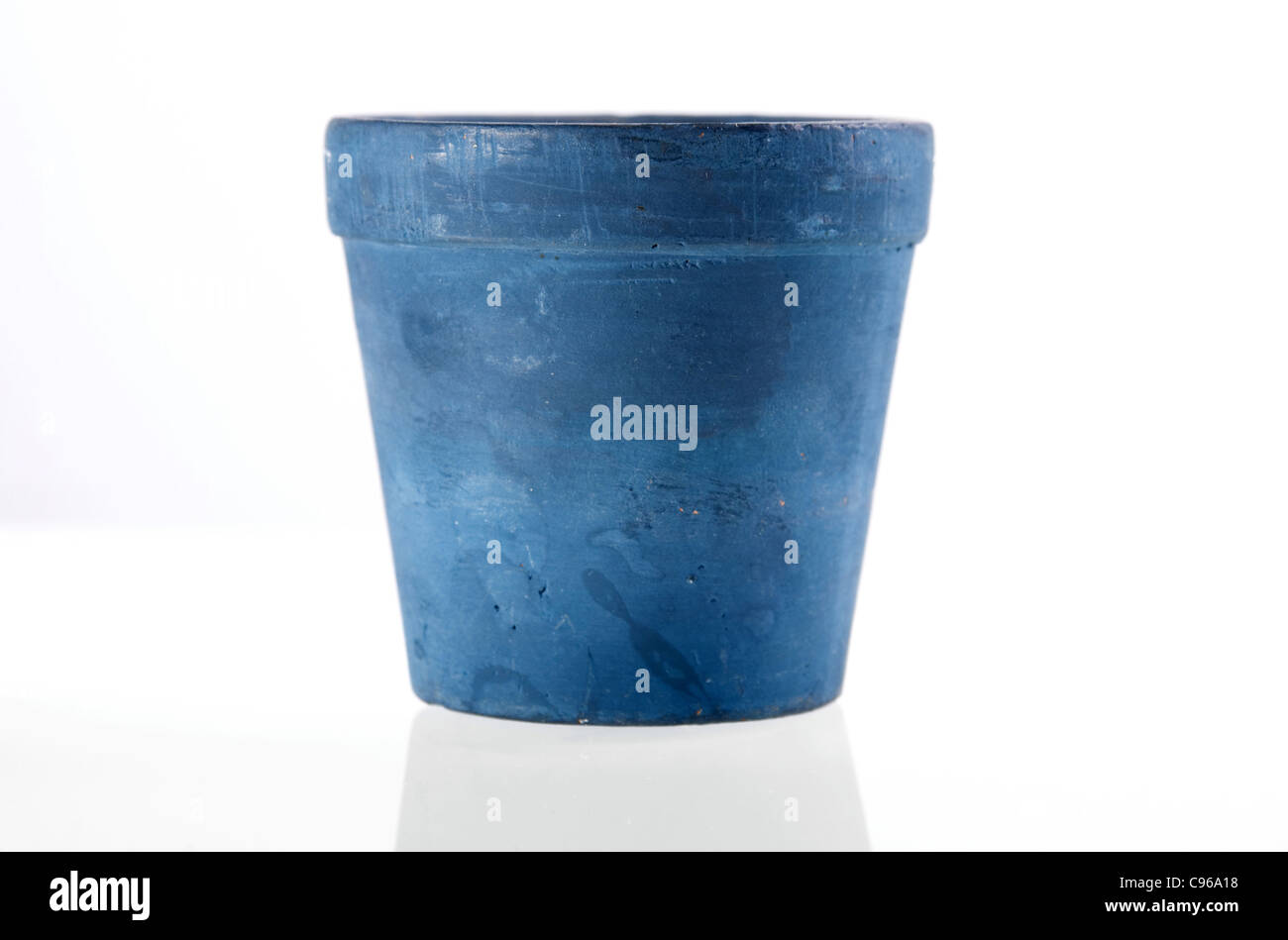 Un pot de fleurs bleu vide isolé sur fond blanc. Inclus chemin de détourage, de sorte que vous pouvez facilement le découper et le placer sur le dessus d'un dessin ou modèle. Banque D'Images