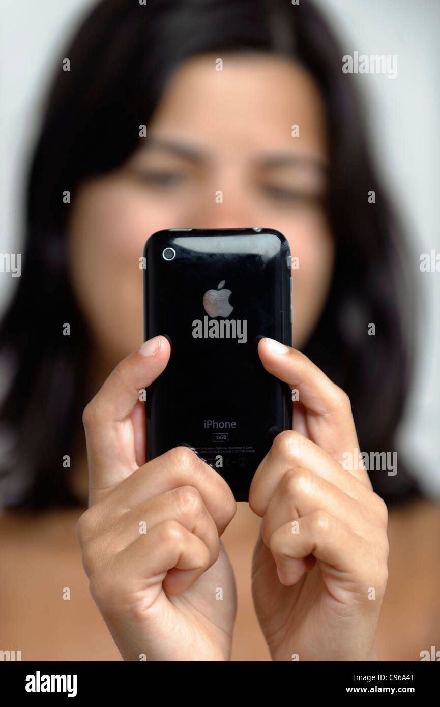 Selective focus photo de femme textos sur iPhone Banque D'Images