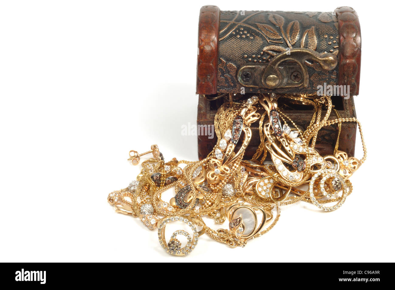 Fashion bijoux en or dans un coffret en bois, isolé sur fond blanc Banque D'Images