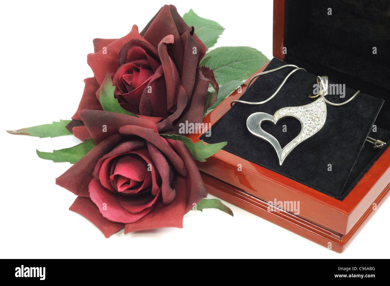 Coeur de platine en boîte ouverte, et roses rouges Banque D'Images