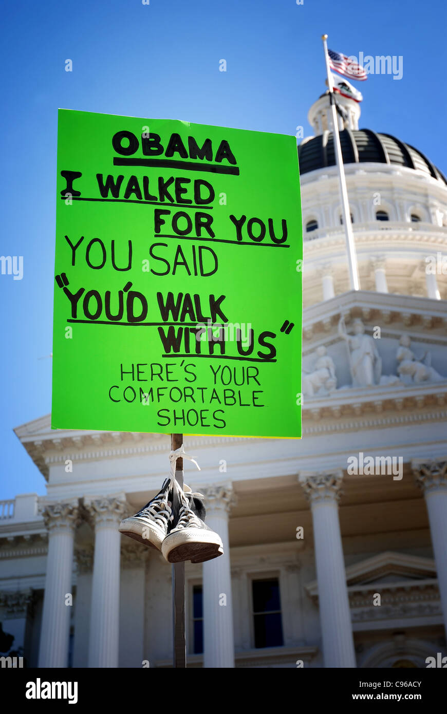 SACRAMENTO, CA - 26 février 2011 : signe de protestation à la California State Capitol Banque D'Images