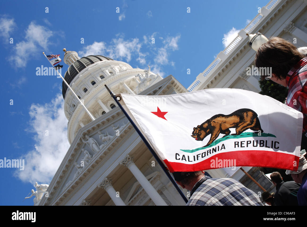 Manifestant porte le drapeau de l'État de Californie au California State Capitol au 'pour sauver le rêve américain" Banque D'Images