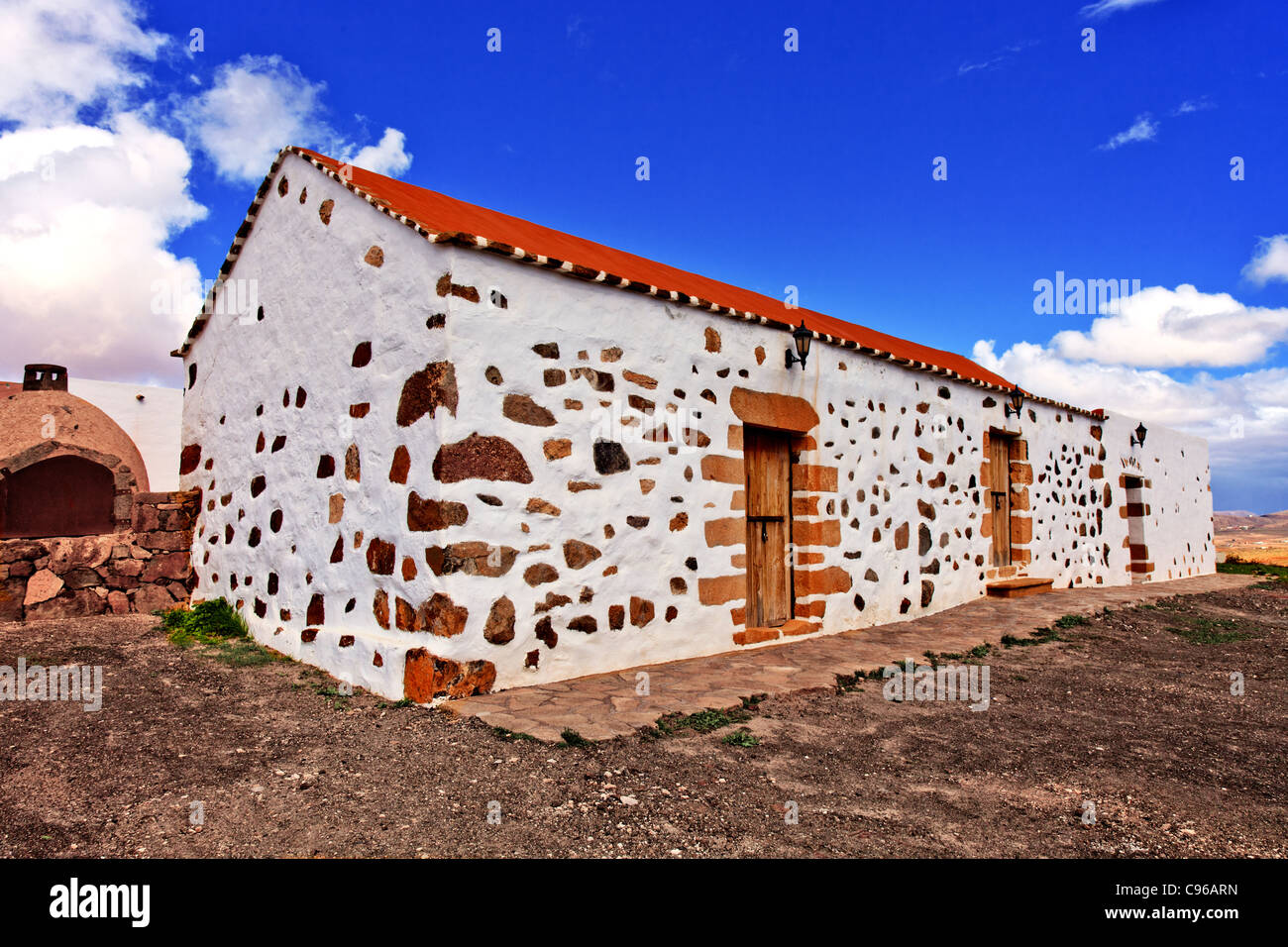 Grange traditionnelle dans village méditerranéen Banque D'Images