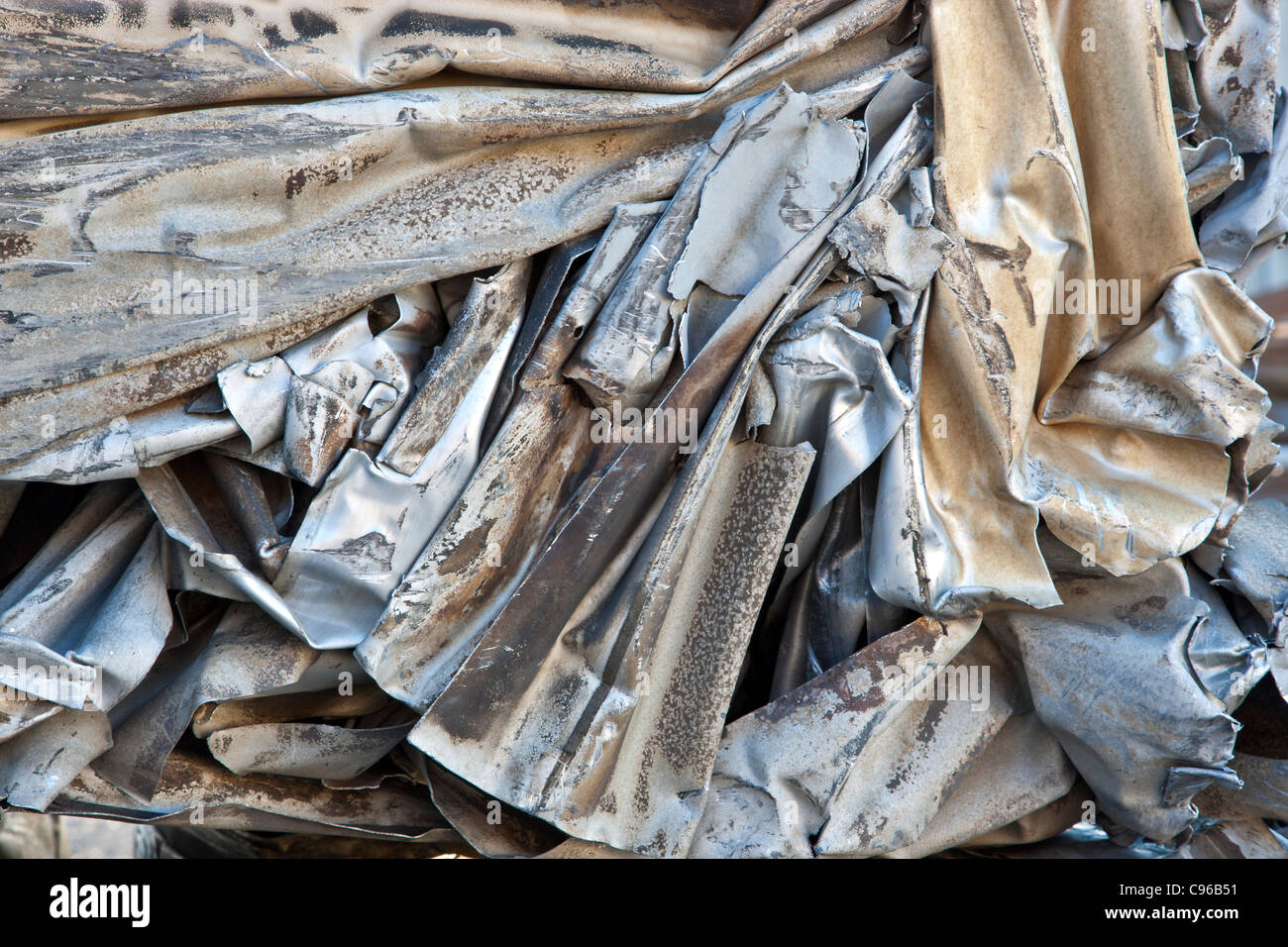 Le recyclage, les feuilles d'aluminium compactés Banque D'Images
