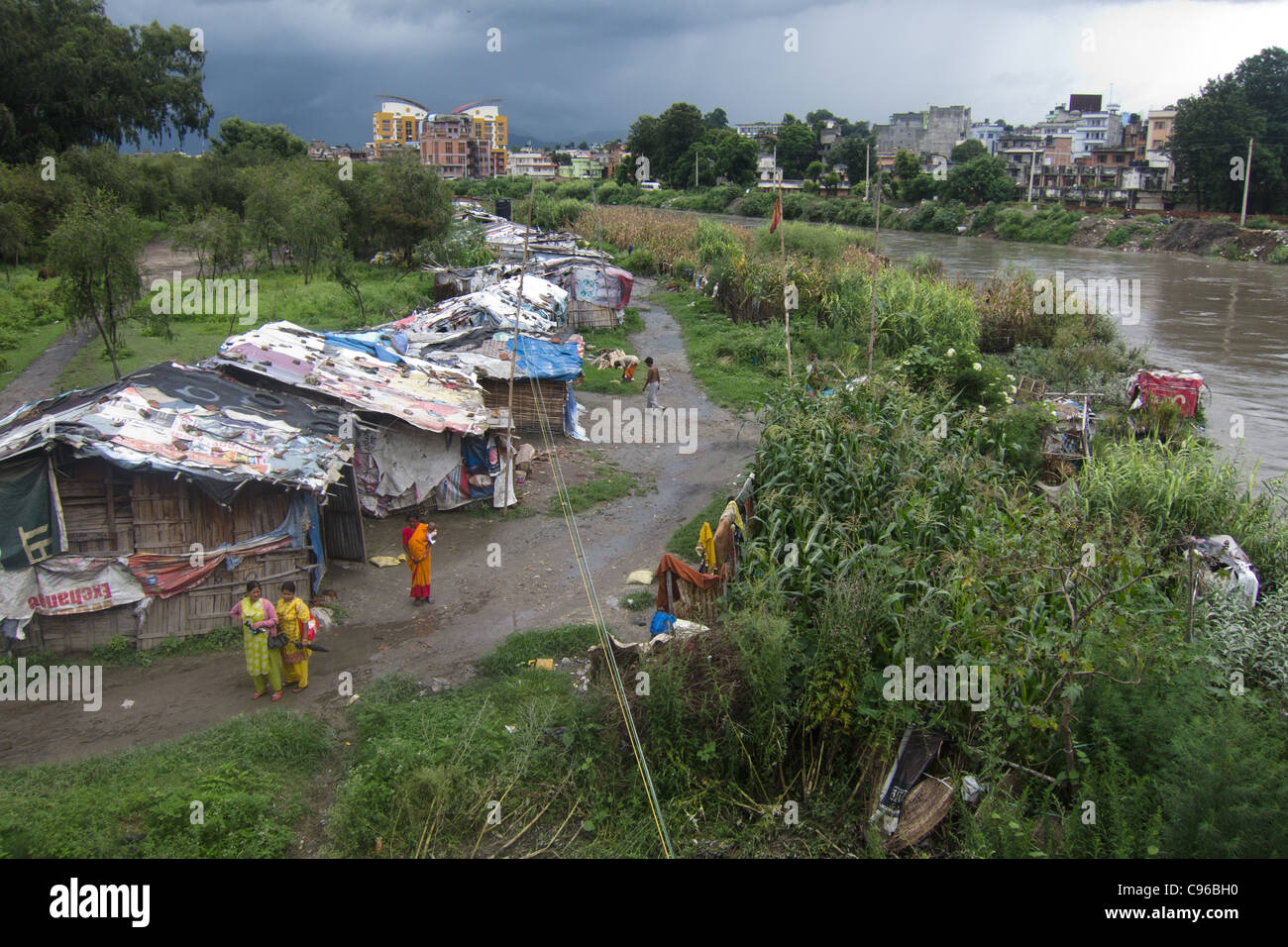 Les bidonvilles le long de la rivière Bagmati à Katmandou. Banque D'Images