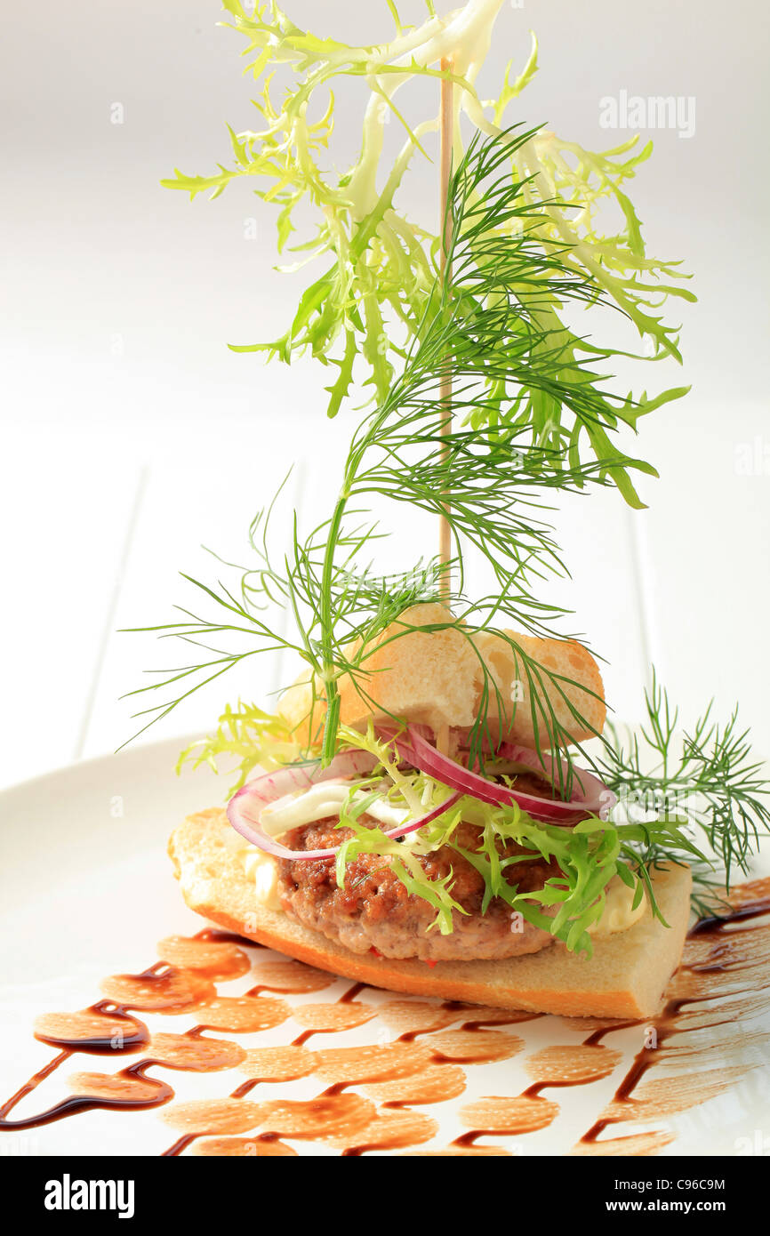 Meatball sandwich garni de légumes verts Banque D'Images