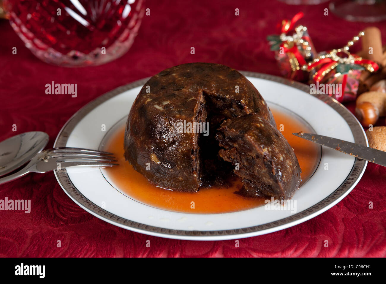 Table de dîner de Noël avec Xmas pudding en dessert Banque D'Images
