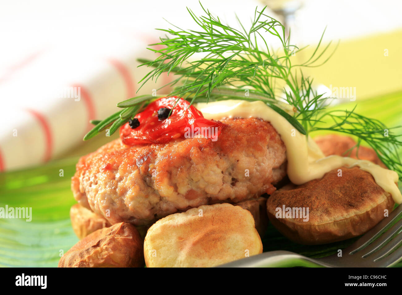 Patty viande avec pommes de terre au four et de la mayonnaise Banque D'Images