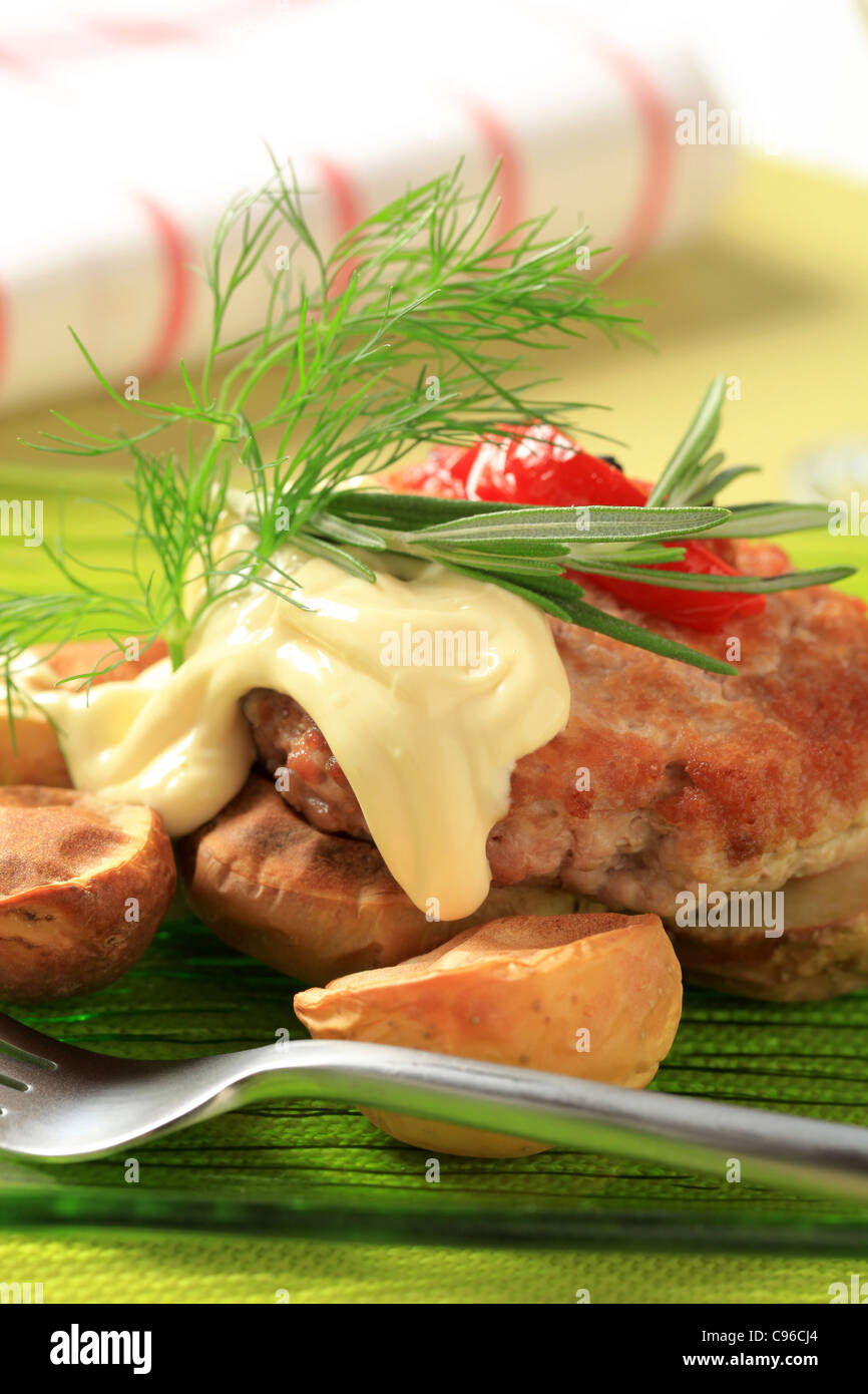 Patty viande avec pommes de terre au four et de la mayonnaise Banque D'Images
