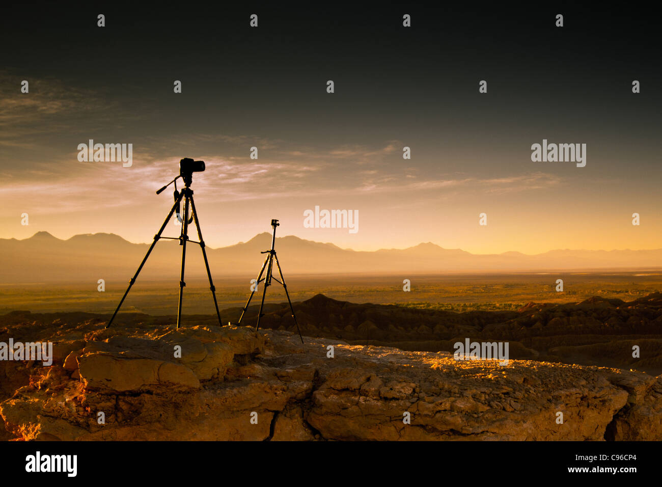 Un couple des trépieds en attente de prendre le coup à la vallée de la lune dans la région de San Pedro de Atacama au Chili Banque D'Images