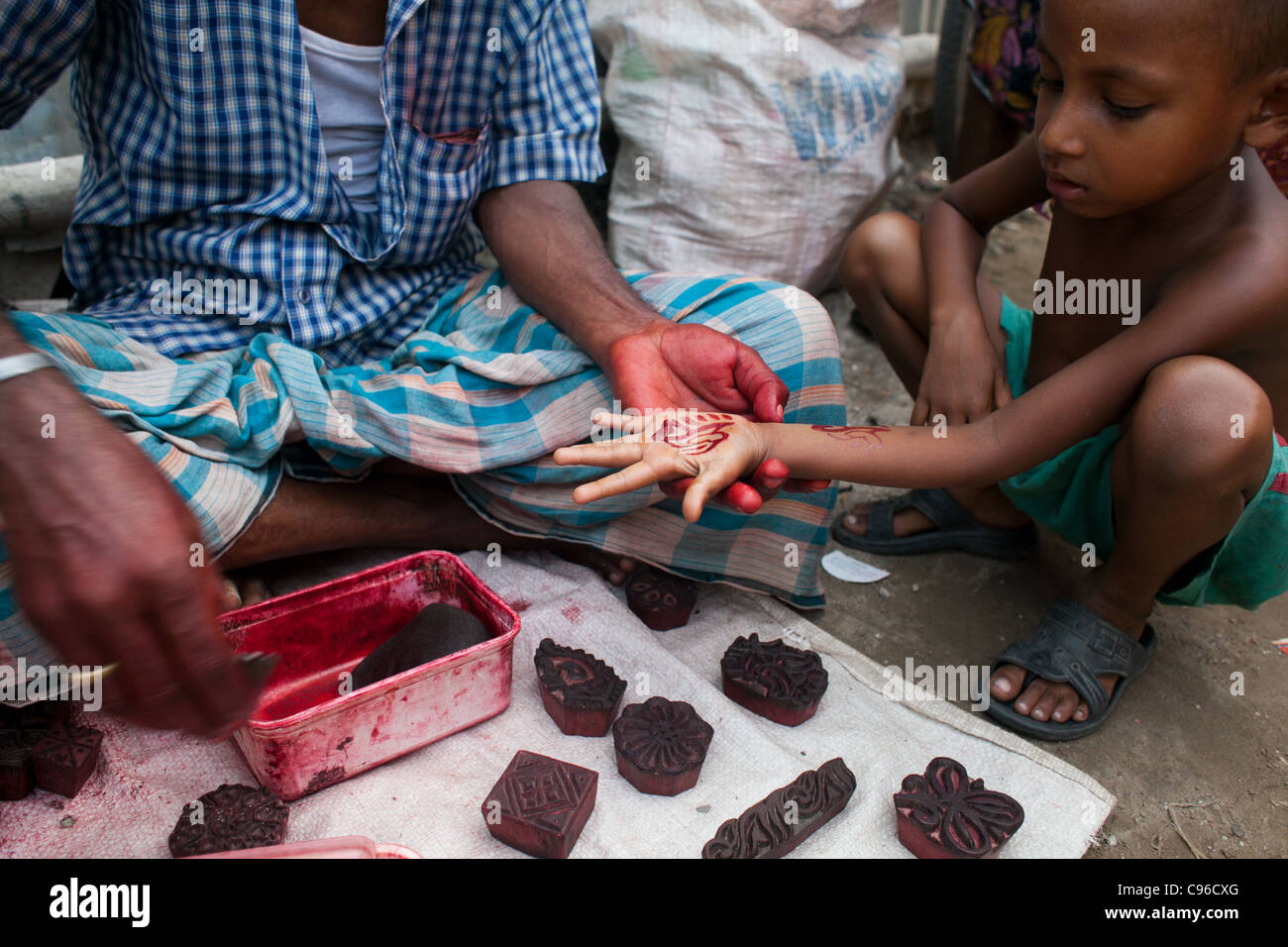 La coloration à la main au henné à Dhaka. Banque D'Images