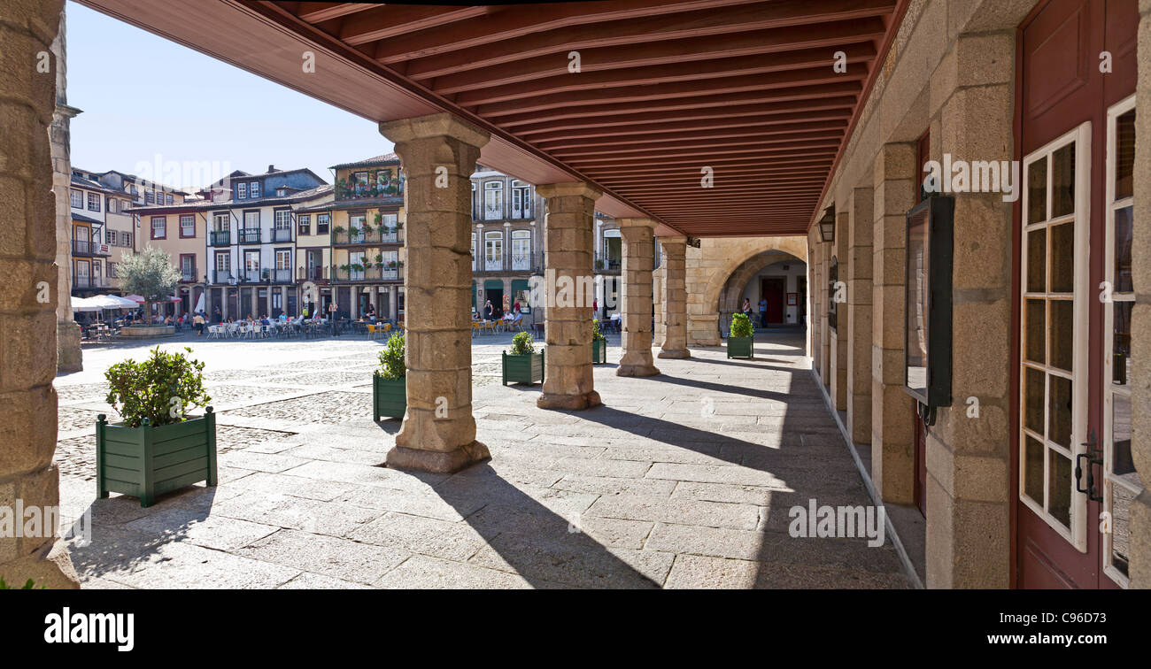 Édifice médiéval colonnade et Oliveira, carrés, Guimares au Portugal. Unesco world heritage site. Banque D'Images