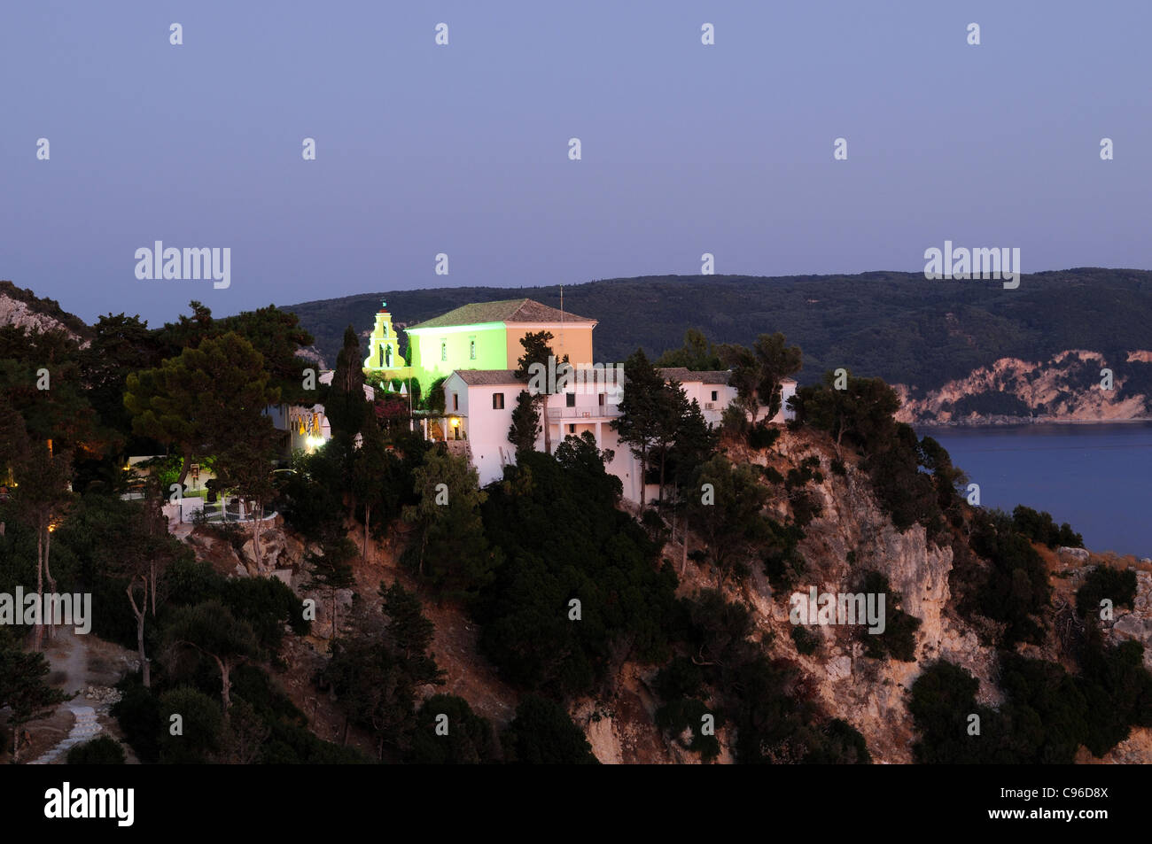 Theotokos Monastère Paleokastritsa Corfou Grèce éclairée la nuit Banque D'Images