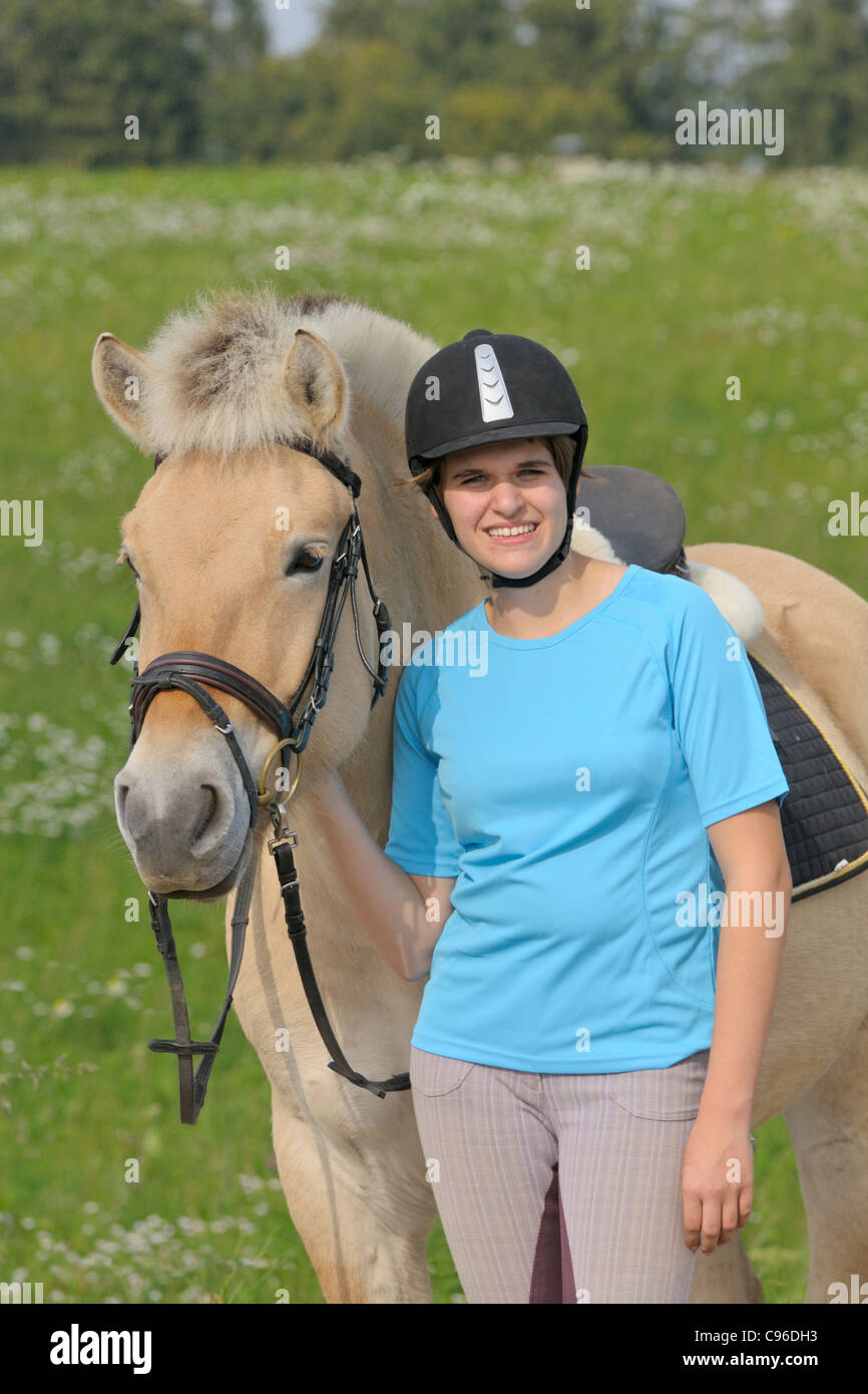 Fille et cheval norvégien Banque D'Images