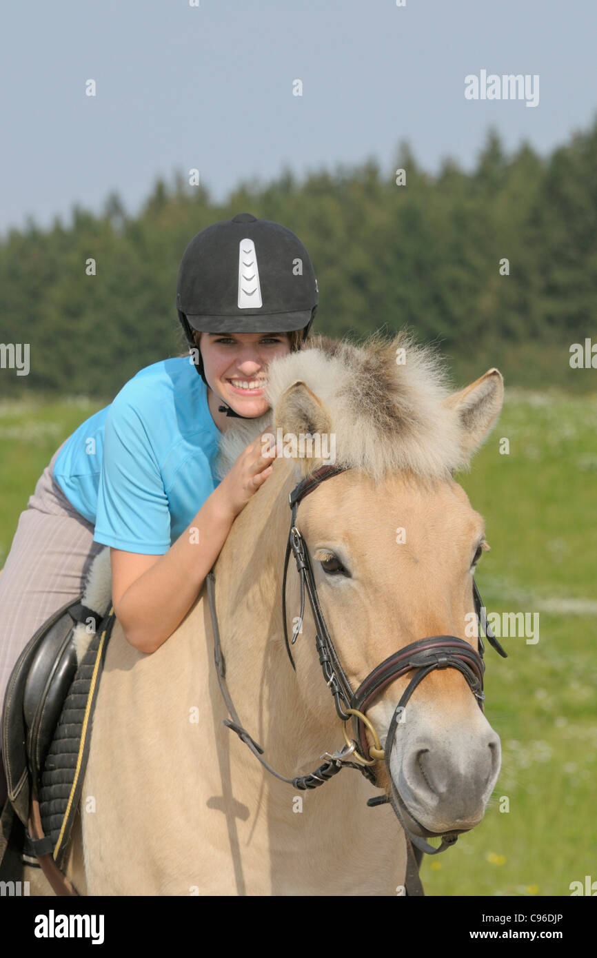 Fille sur le dos d'un cheval norvégien Banque D'Images