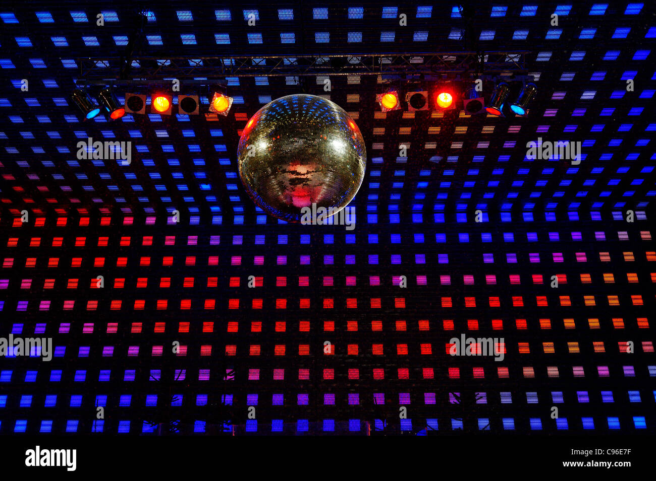 Boule disco sur la scène du célèbre marché de noël santa Pauli sur la Reeperbahn, St Pauli, ville hanséatique de Hambourg Banque D'Images