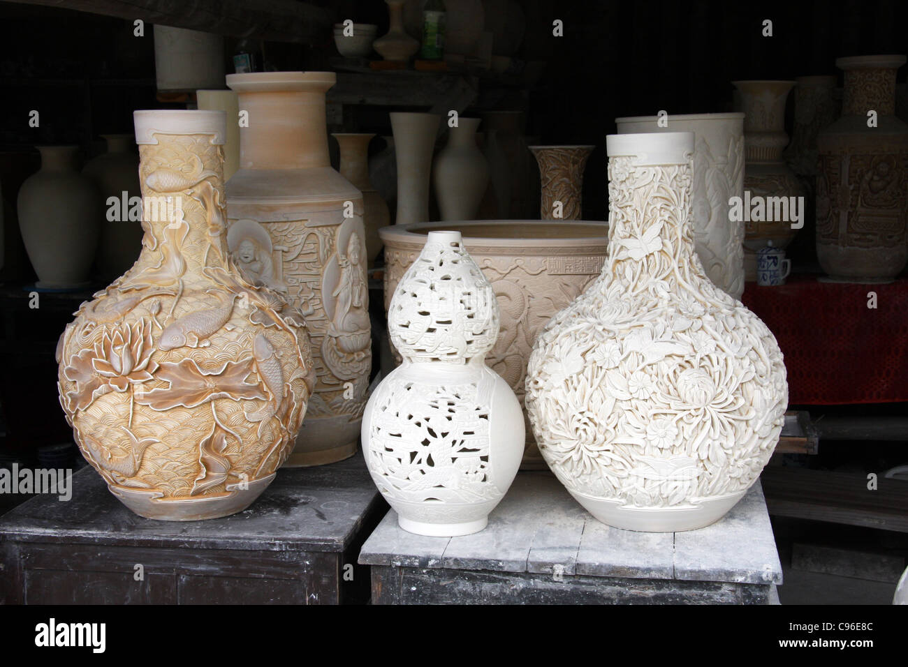 Vases sculptés à Jingdezhen Ceramic Museum, Chine Photo Stock - Alamy