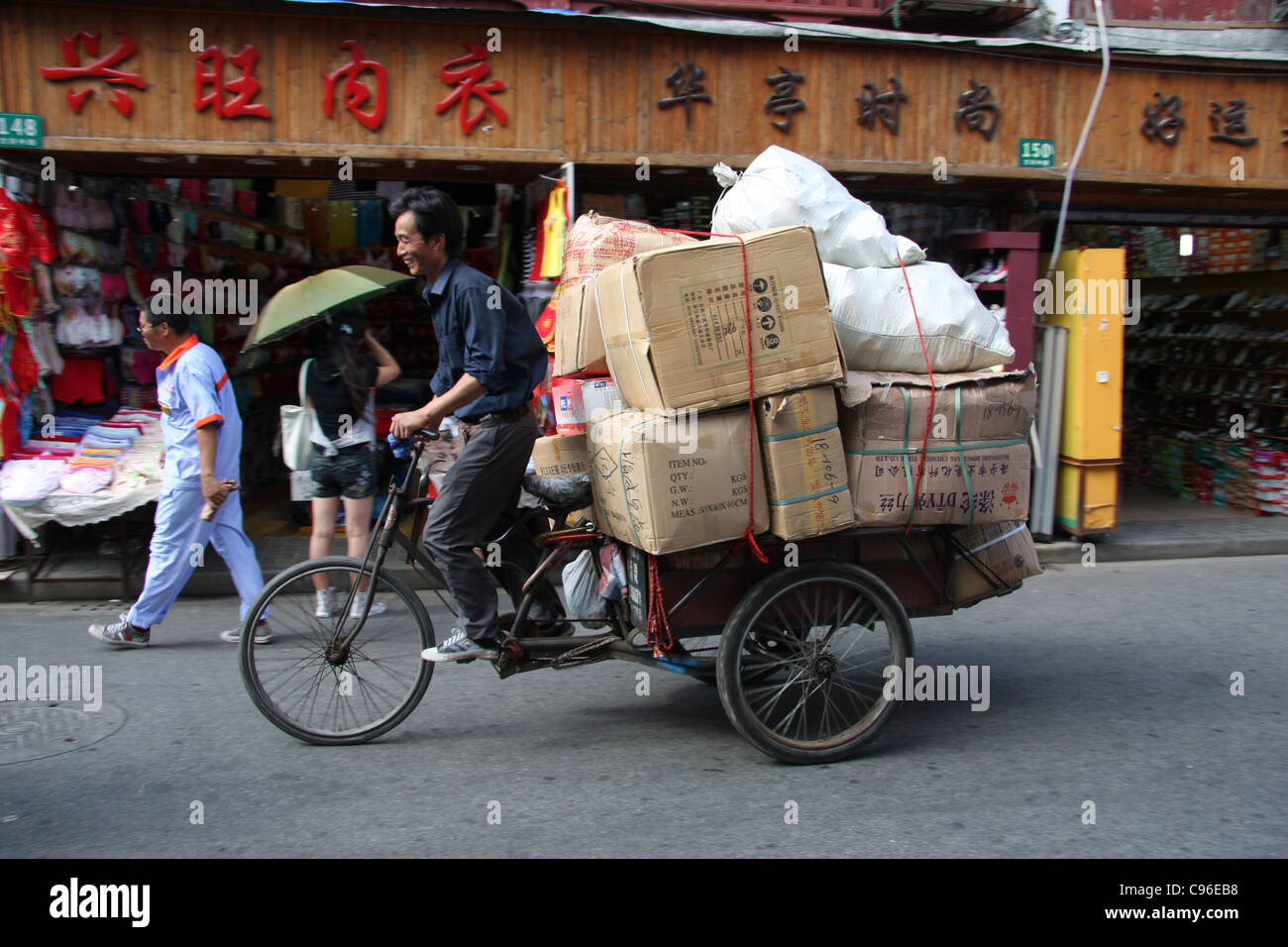 Un panier tricycle rider dans old town, Shanghai Banque D'Images