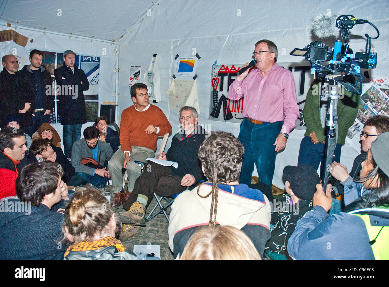 Stuart Fraser, président de la City of london corporation, George Monbiot et protestataires à l'université de la ville de tentes, St pauls Banque D'Images