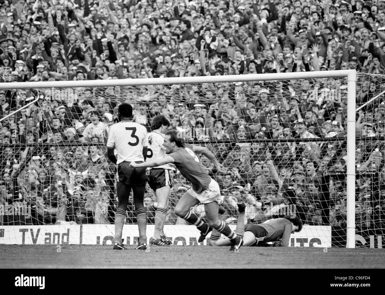 Everton V Luton Town FA Cup semi finale à Villa Park 13/4/85 Andy Gray tours pour célébrer Derek Mountfields but gagnant Banque D'Images