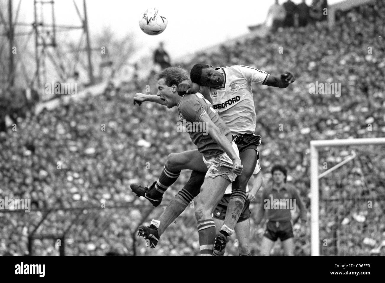 Everton V Luton Town FA Cup semi finale à Villa Park 13/4/85 Villa's Andy Gray et Luton defender Thomas Mitchell. Banque D'Images