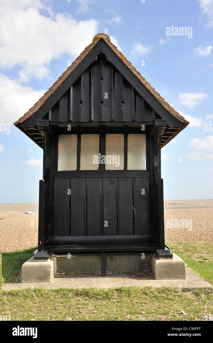 Logement en bord de mer à côté d'une plage de galets à Aldeburgh en Angleterre Banque D'Images