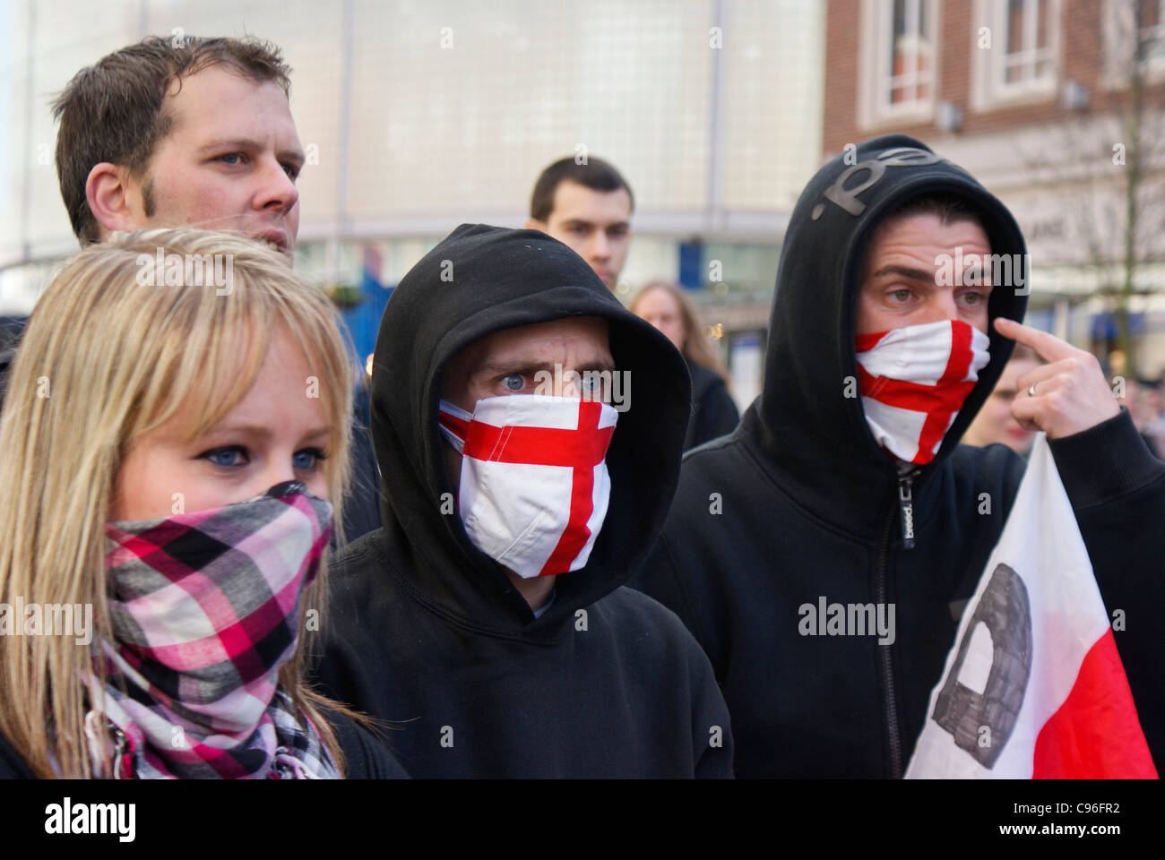 Les partisans de l'EDL d'assister à une démonstration à Exeter High Street, appelant le gouvernement à "interdire la burqa' Banque D'Images