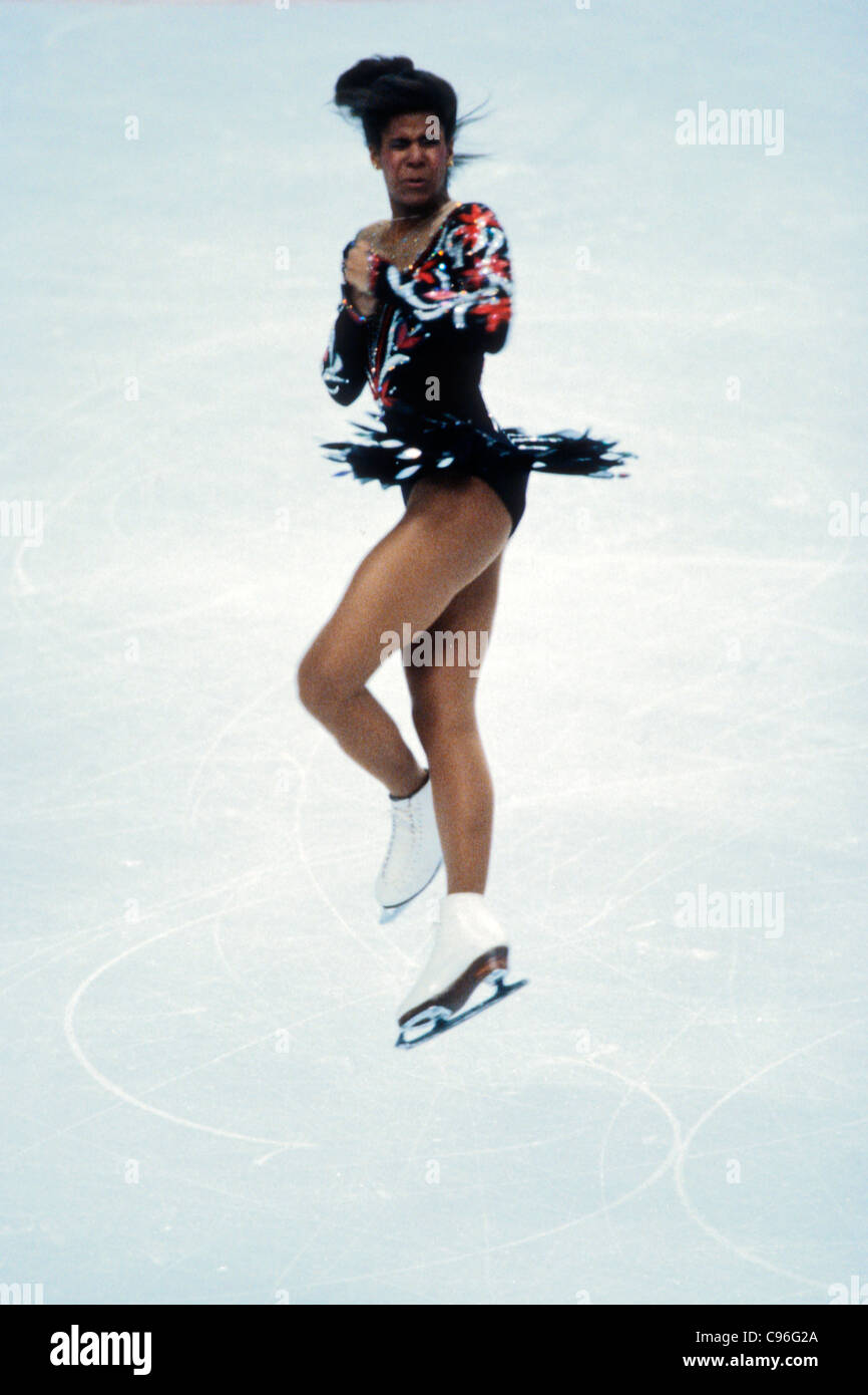 Debi Thomas effectuer un saut aux 1988 Jeux Olympiques d'hiver. Banque D'Images