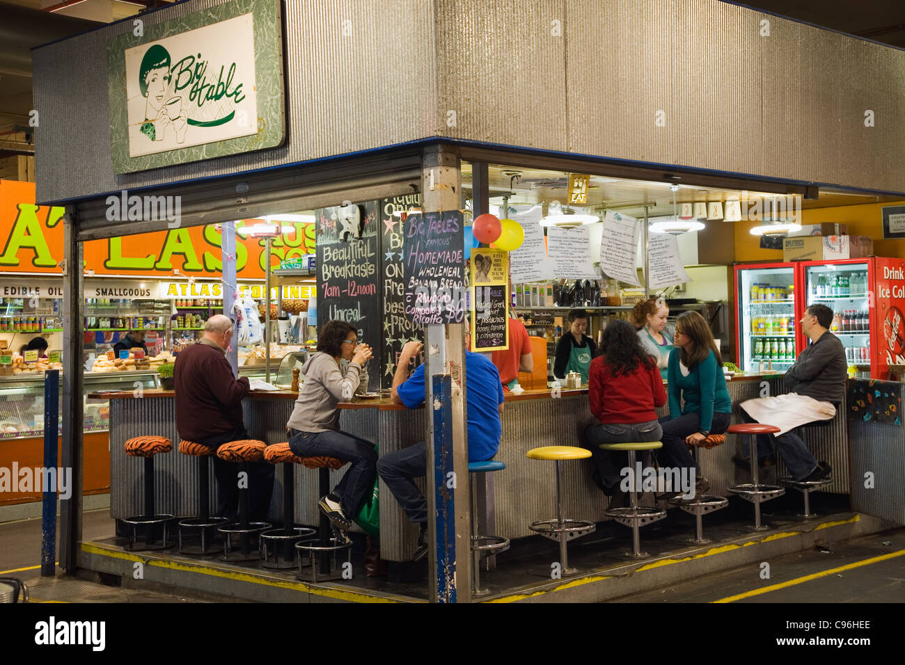 Les habitants s'asseoir pour leur café le matin à la grande table à café du centre de marché. Adélaïde, Australie du Sud, Australie Banque D'Images Les habitants s'asseoir pour leur café le matin à la grande table à café du centre de marché. Adélaïde, Australie du Sud, Australie Banque D'Images